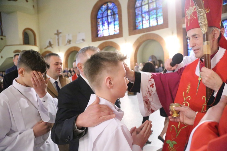 Bierzmowanie młodych z Nawojowej i Zawady