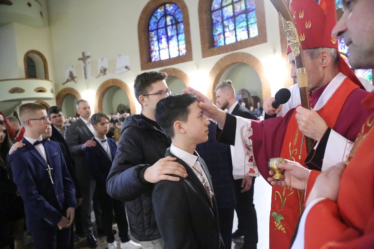 Bierzmowanie młodych z Nawojowej i Zawady