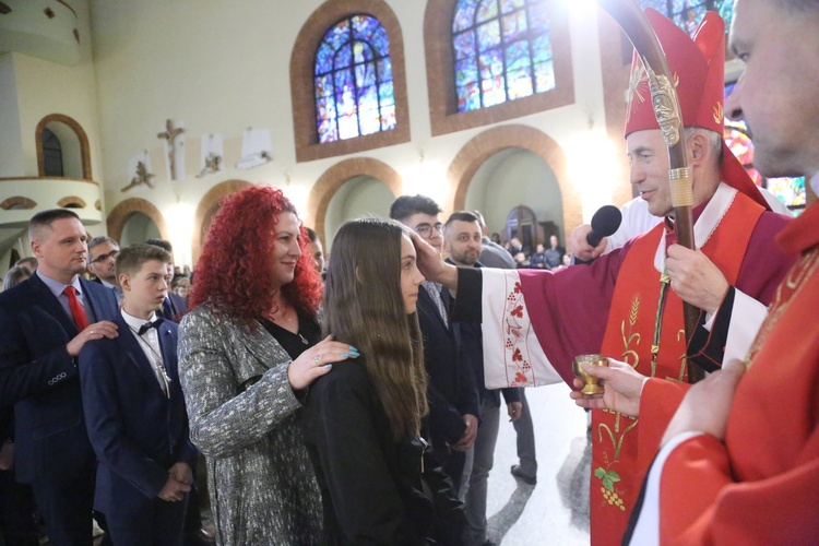 Bierzmowanie młodych z Nawojowej i Zawady