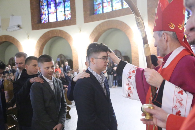 Bierzmowanie młodych z Nawojowej i Zawady