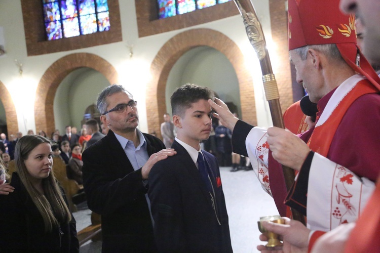 Bierzmowanie młodych z Nawojowej i Zawady