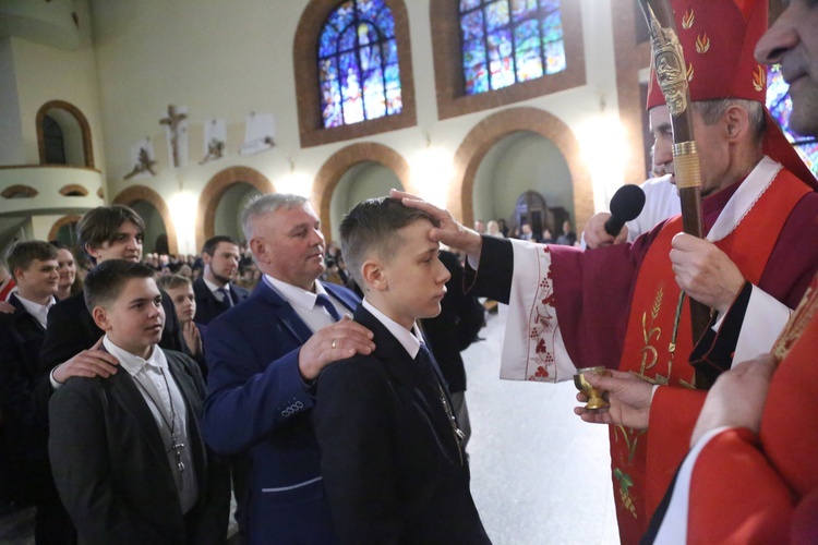 Bierzmowanie młodych z Nawojowej i Zawady