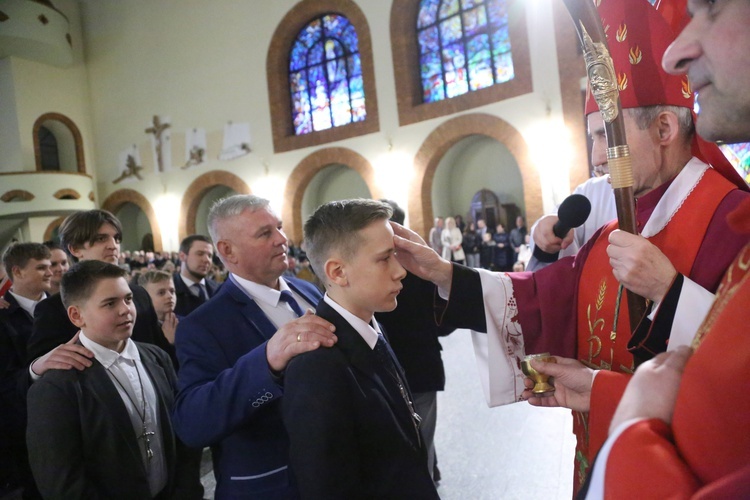 Bierzmowanie młodych z Nawojowej i Zawady