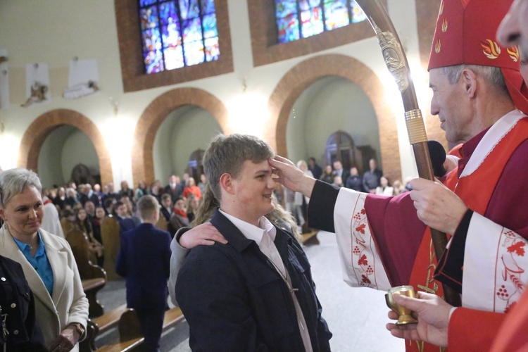 Bierzmowanie młodych z Nawojowej i Zawady