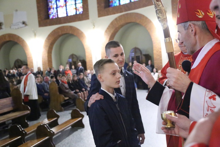 Bierzmowanie młodych z Nawojowej i Zawady