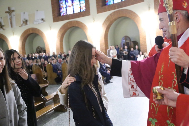 Bierzmowanie młodych z Nawojowej i Zawady