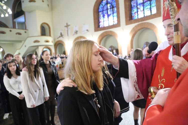 Bierzmowanie młodych z Nawojowej i Zawady