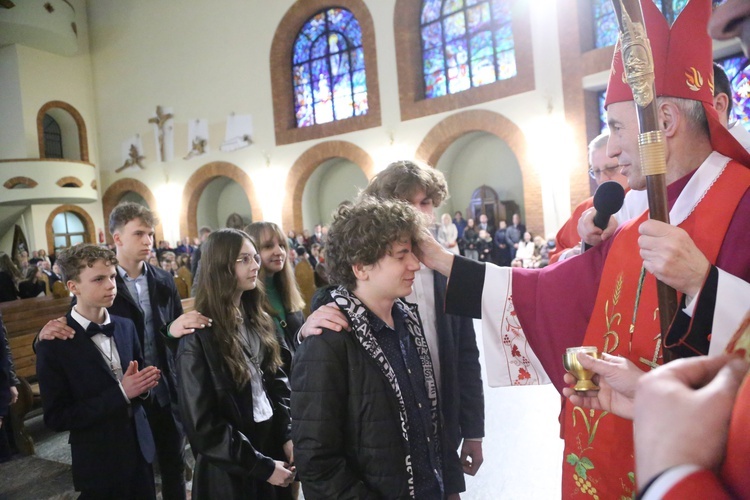 Bierzmowanie młodych z Nawojowej i Zawady