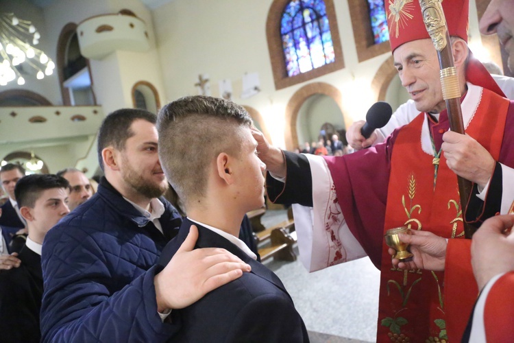 Bierzmowanie młodych z Nawojowej i Zawady