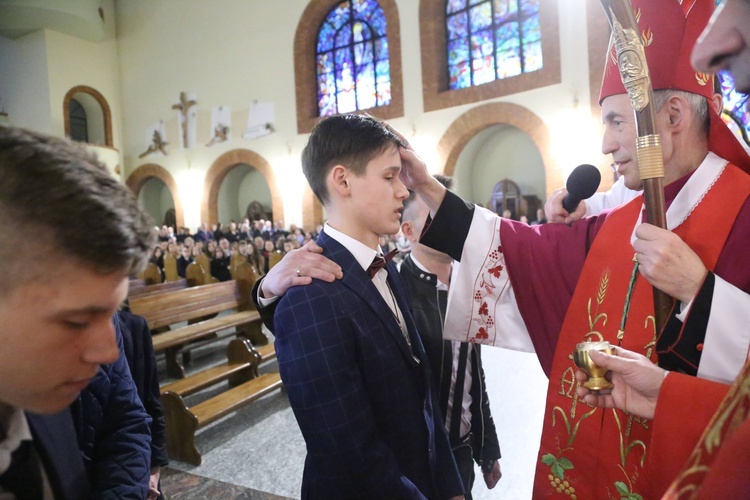 Bierzmowanie młodych z Nawojowej i Zawady