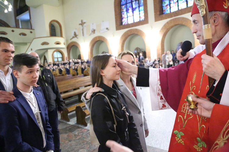 Bierzmowanie młodych z Nawojowej i Zawady