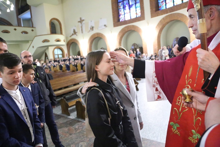 Bierzmowanie młodych z Nawojowej i Zawady