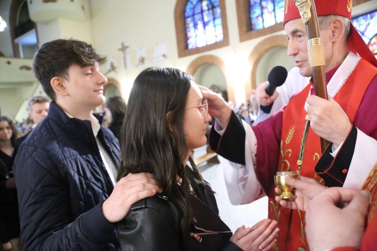 Bierzmowanie młodych z Nawojowej i Zawady