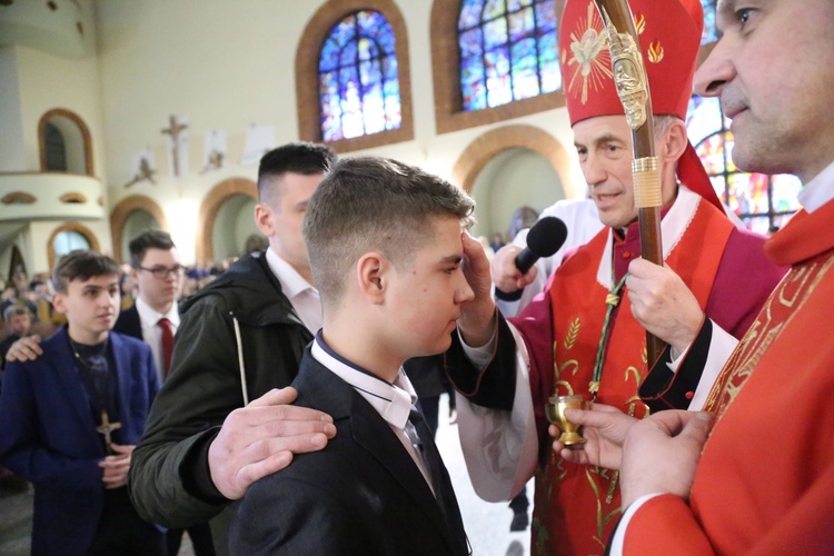 Bierzmowanie młodych z Nawojowej i Zawady