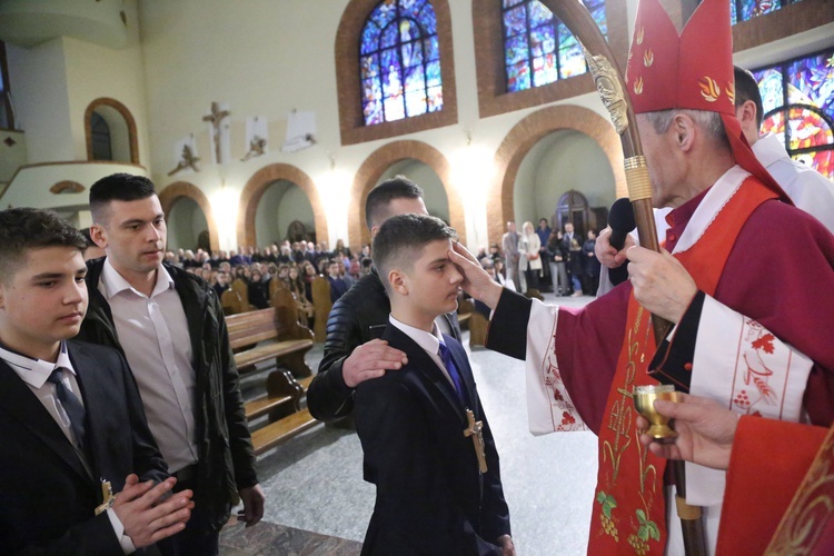 Bierzmowanie młodych z Nawojowej i Zawady