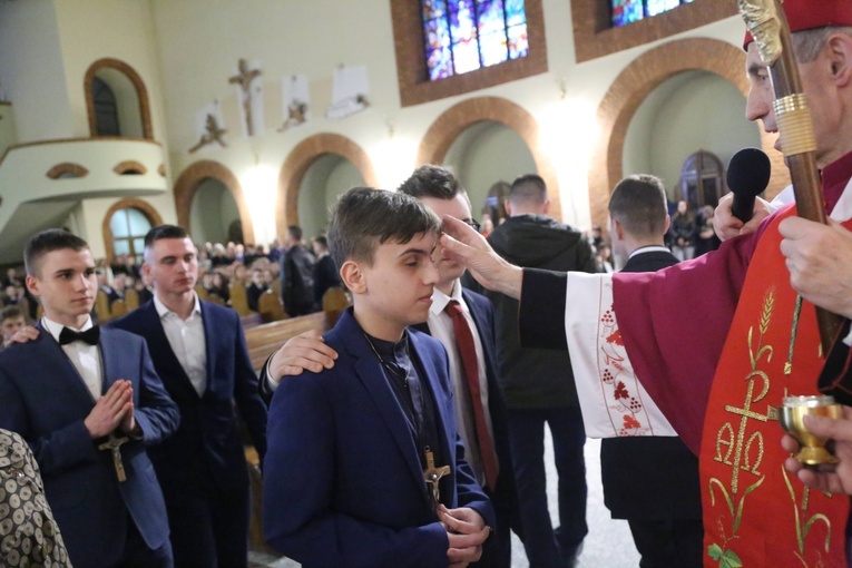 Bierzmowanie młodych z Nawojowej i Zawady