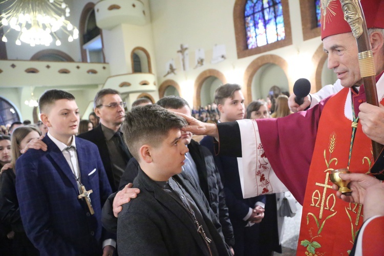 Bierzmowanie młodych z Nawojowej i Zawady