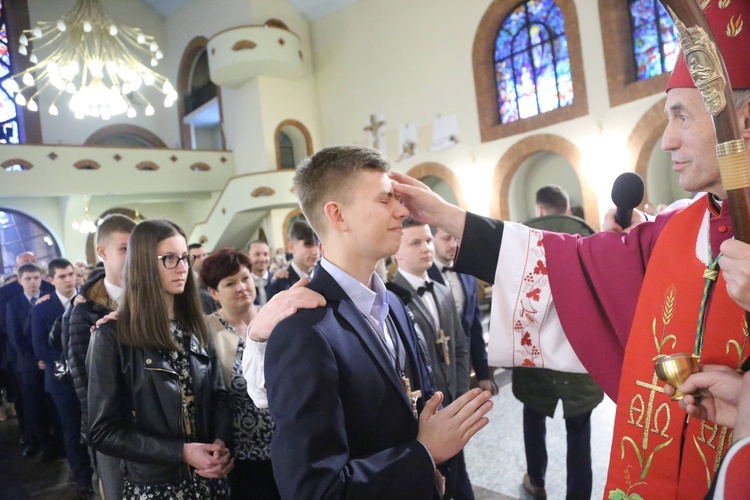 Bierzmowanie młodych z Nawojowej i Zawady