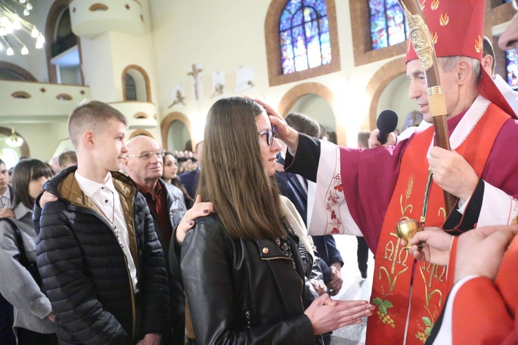 Bierzmowanie młodych z Nawojowej i Zawady
