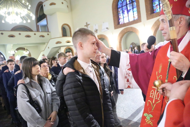 Bierzmowanie młodych z Nawojowej i Zawady