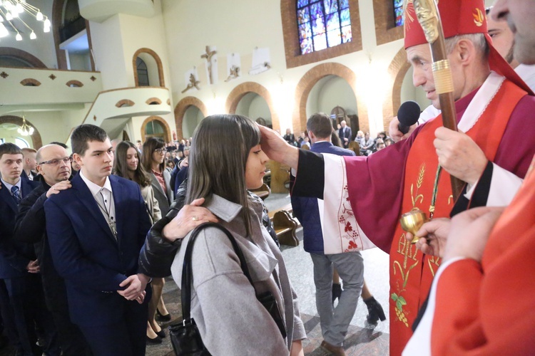 Bierzmowanie młodych z Nawojowej i Zawady