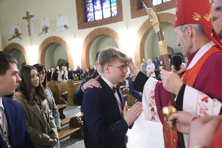 Bierzmowanie młodych z Nawojowej i Zawady