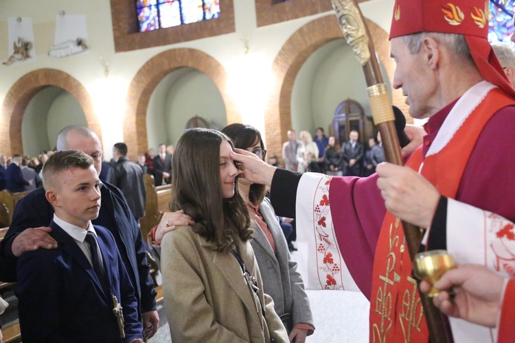 Bierzmowanie młodych z Nawojowej i Zawady