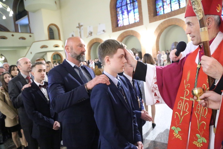 Bierzmowanie młodych z Nawojowej i Zawady