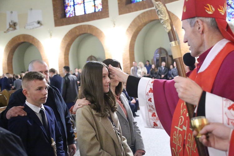 Bierzmowanie młodych z Nawojowej i Zawady