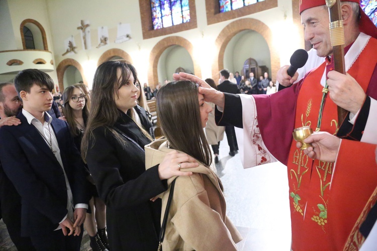 Bierzmowanie młodych z Nawojowej i Zawady