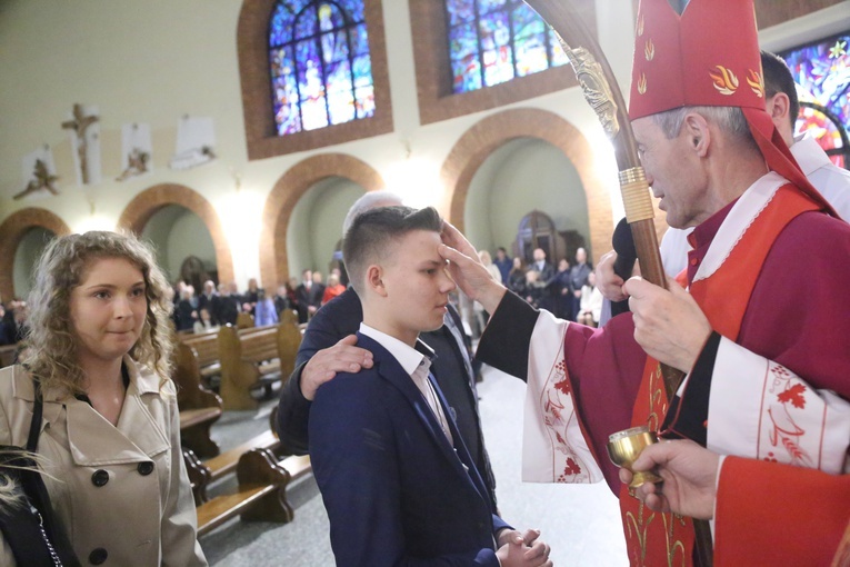 Bierzmowanie młodych z Nawojowej i Zawady