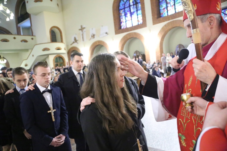 Bierzmowanie młodych z Nawojowej i Zawady