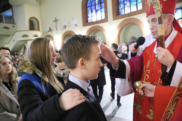 Bierzmowanie młodych z Nawojowej i Zawady