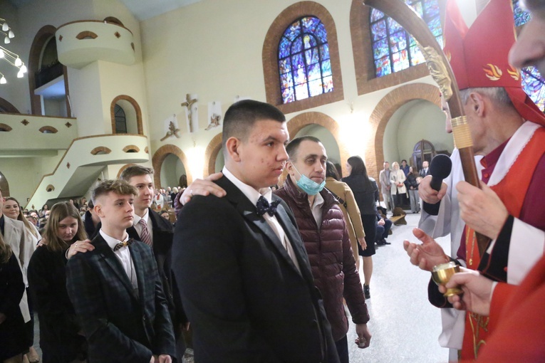 Bierzmowanie młodych z Nawojowej i Zawady