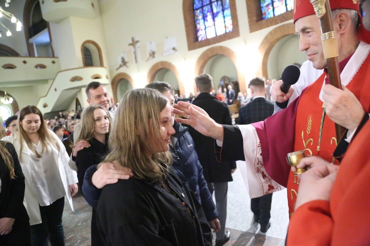 Bierzmowanie młodych z Nawojowej i Zawady