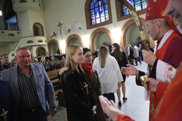 Bierzmowanie młodych z Nawojowej i Zawady