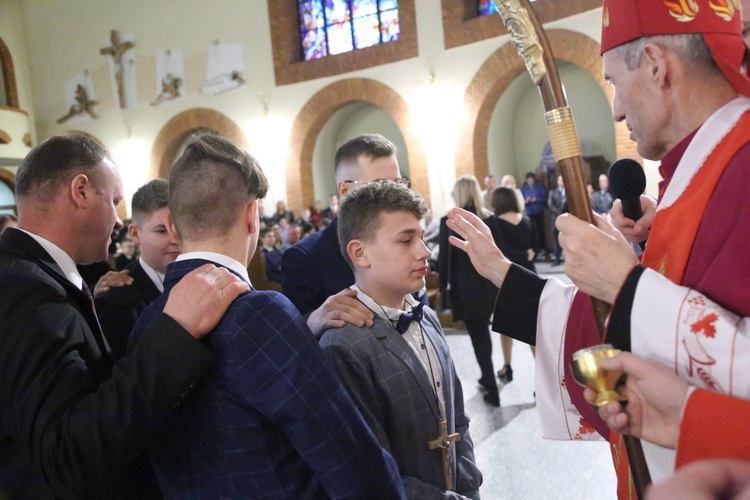 Bierzmowanie młodych z Nawojowej i Zawady