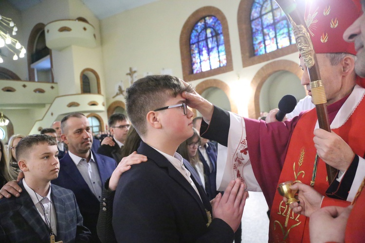 Bierzmowanie młodych z Nawojowej i Zawady