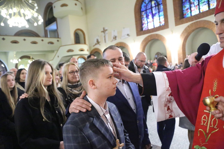 Bierzmowanie młodych z Nawojowej i Zawady