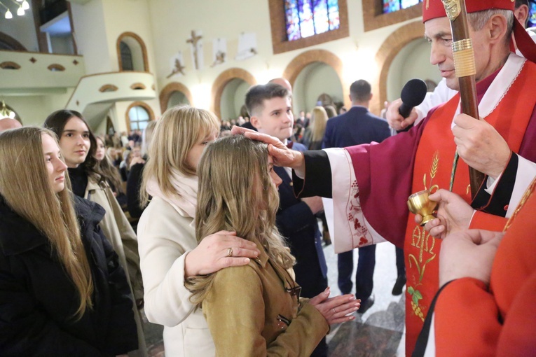 Bierzmowanie młodych z Nawojowej i Zawady