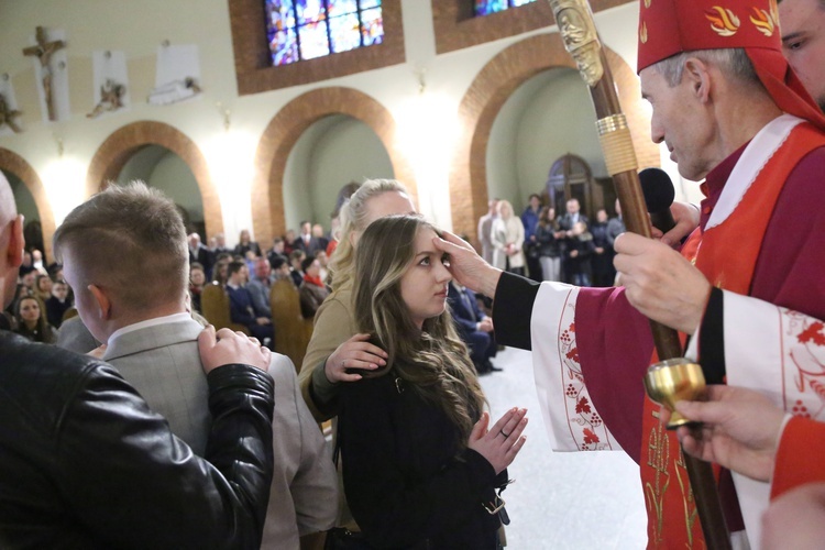 Bierzmowanie młodych z Nawojowej i Zawady