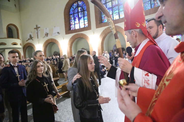 Bierzmowanie młodych z Nawojowej i Zawady