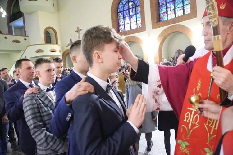 Bierzmowanie młodych z Nawojowej i Zawady