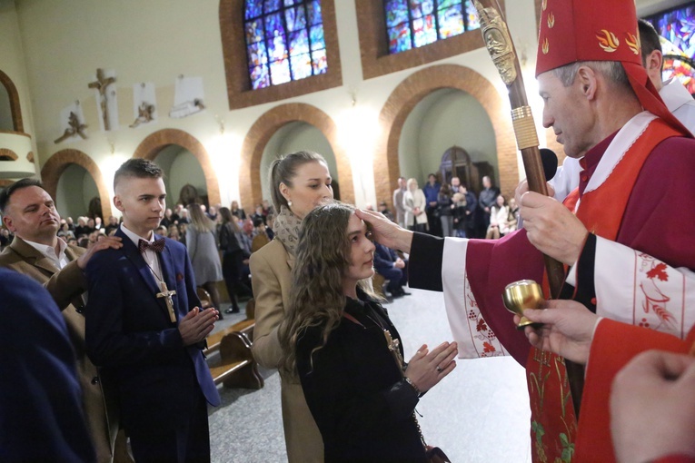 Bierzmowanie młodych z Nawojowej i Zawady