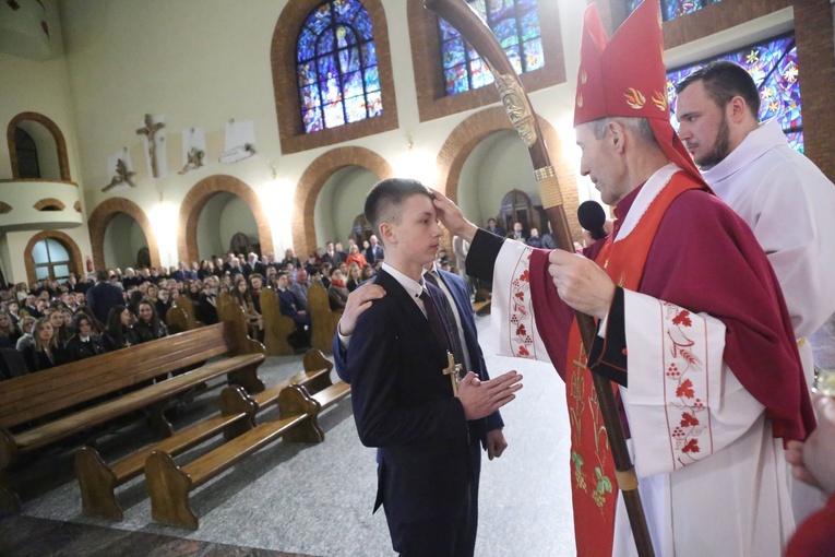 Bierzmowanie młodych z Nawojowej i Zawady