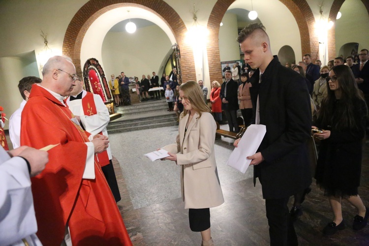 Bierzmowanie młodych z Nawojowej i Zawady