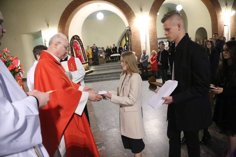 Bierzmowanie młodych z Nawojowej i Zawady