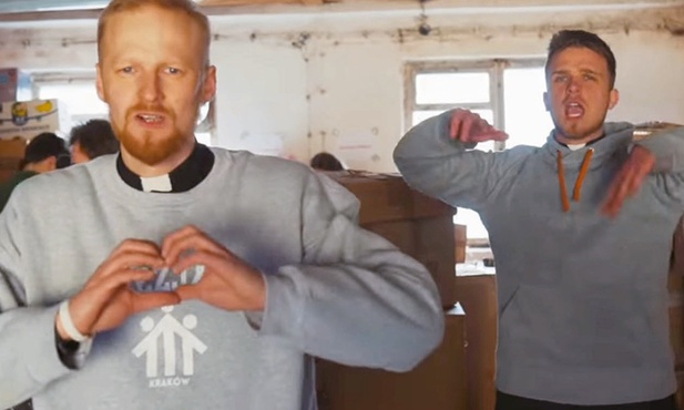Duet salezjańskich kleryków None Ryme & NDP wykonuje rap „Serce Ukrainy”.