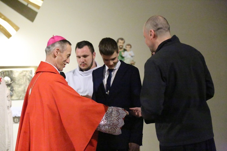 Bierzmowanie młodych z parafii kolejowej