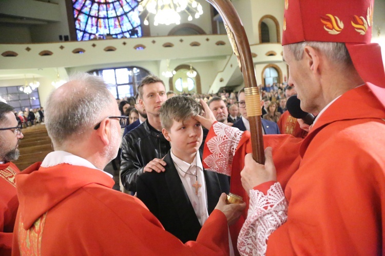 Bierzmowanie młodych z parafii kolejowej